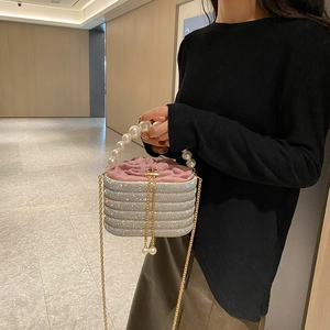Funkelnde silberne Abendtasche mit Perlengriff und rosa Samt-Kordelzugverschluss