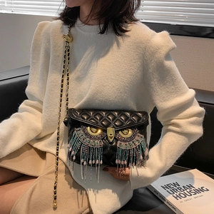 Sac bandoulière matelassé avec design de hibou à pompons et chaîne dorée sur fond minimaliste