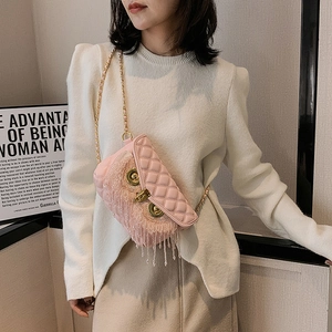 Sac à bandoulière hibou rose avec franges en strass, cuir matelassé et chaîne dorée