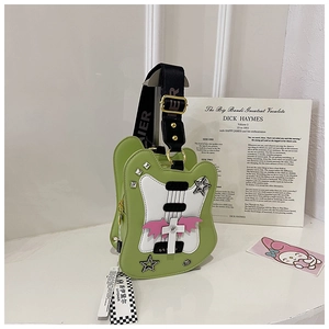 Détail du sac bandoulière vert en forme de guitare avec rivets et sangle large
