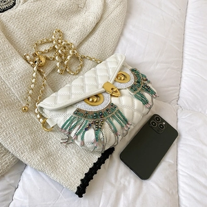 Petit sac hibou blanc matelassé avec pompons perlés et bandoulière en chaîne dorée