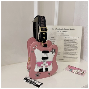 Détail du sac violon rose avec rivets étoiles et croix décorative à ailes