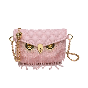 Sac hibou rose avec matelassage en losange, yeux en métal et franges perles