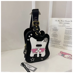 Détail du sac guitare en cuir PU avec rivets, étoiles et motif d'ailes roses