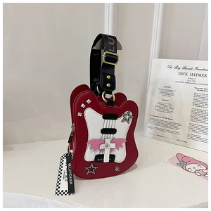 Détail du sac bandoulière en forme de guitare avec rivets punk et large bandoulière