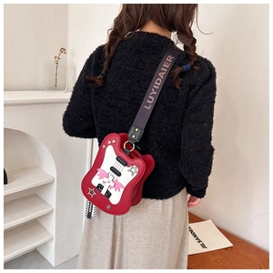 Détail du sac bandoulière rouge en forme de guitare avec rivets étoiles et large sangle