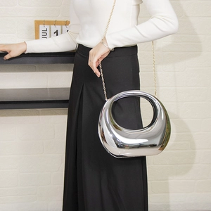 Sac à main en acrylique argenté brillant avec poignée ovale et chaîne dorée
