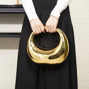 Modische goldene Acryl-Abendtasche in Halbmondform mit hochglänzendem Spiegel-Effekt