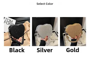 Détail de sacs de soirée en forme de cœur avec strass en noir, argent et doré