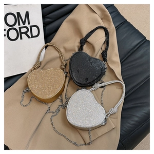 Trois sacs de soirée brillants en forme de cœur avec strass, or, argent et noir