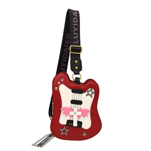 Sac bandoulière en forme de guitare en cuir rouge et blanc avec clous style rock