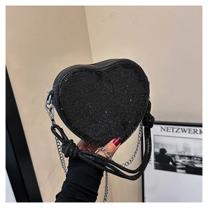 Détail du sac de soirée coeur noir avec strass et bandoulière en chaîne argentée