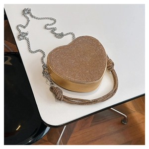 Détail du sac de soirée cœur champagne avec strass scintillants et chaîne argentée
