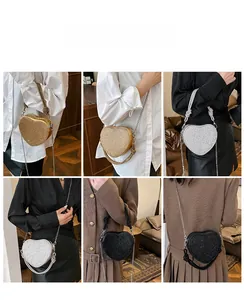 Vue détaillée des sacs de soirée à paillettes en forme de cœur en or, argent et noir