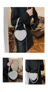 Détail d'un sac de soirée en strass en forme de cœur avec poignée nouée et chaîne