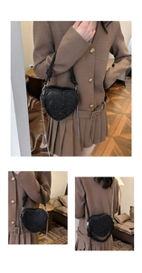Détails d'un sac de soirée noir en forme de cœur avec paillettes et chaîne argentée