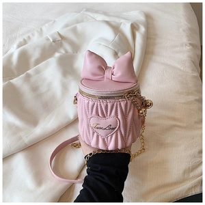 Détail du mini sac rond matelassé rose avec nœud et inscription True Love sur le cœur