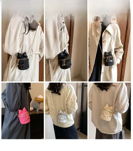 Modèle portant des mini sacs seaux matelassés avec coutures cœur et nœud en quatre couleurs