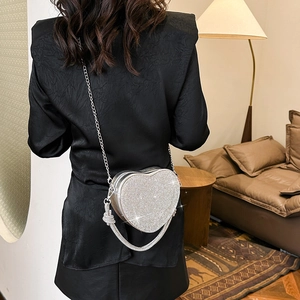 Sac bandoulière argenté en forme de cœur avec strass brillants et bandoulière en chaîne fine