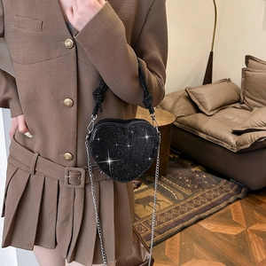 Sac bandoulière cœur noir étincelant avec strass et chaîne argentée élégante