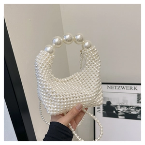 Detailansicht der eleganten geflochtenen Perlenhandtasche mit großem Perlenhandgriff