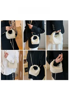 Detailansichten einer weißen Perlen-Handtasche mit elegantem Griff und langer Perlenkette