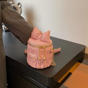 Sac seau rose matelassé avec nœud, broderie cœur et bandoulière en chaîne dorée