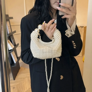 Elegante elfenbeinfarbene Perlentasche mit großem Griff und Umhängekette aus Perlen