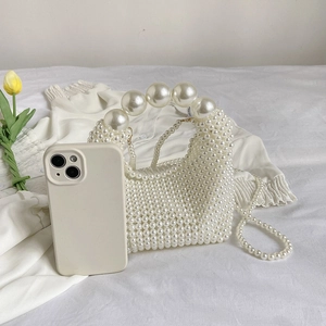 Elegante weiße handgefertigte Perlenhandtasche mit großem Griff und langer Perlenkette