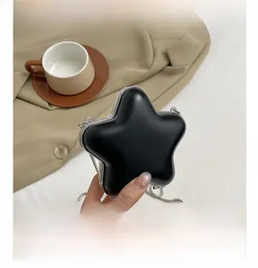 Détail du mini sac bandoulière en forme d'étoile avec cadre argenté et bandoulière chaîne