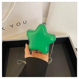 Détail d'un mini sac vert en forme d'étoile avec bords métalliques argentés et chaîne