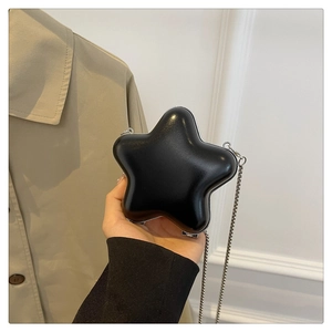 Vue détaillée du sac étoile noir pailleté avec sa bandoulière en chaîne argentée