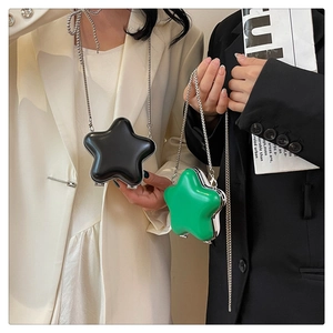 Détail de mini sacs en étoile noir et vert brillant avec bandoulière en chaîne fine