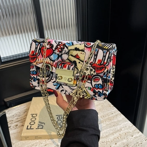 Women Graffiti Pop Art Chain Crossbody Bag PU Leather Small Square Shoulder Bag With Gold Metal Chain Strap Daily Handbag