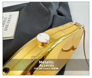 Détail d'une pochette en acrylique miroir doré en forme de bateau avec décor marbre