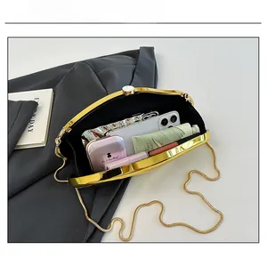 Vue intérieure de la pochette de soirée dorée montrant la capacité pour téléphone
