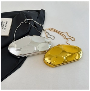 Détail de pochettes en acrylique argent et or avec finition métallique effet miroir