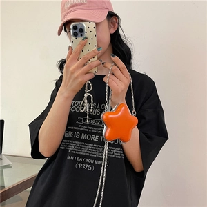 Mini sac bandoulière orange en forme d'étoile avec une fine chaîne métallique