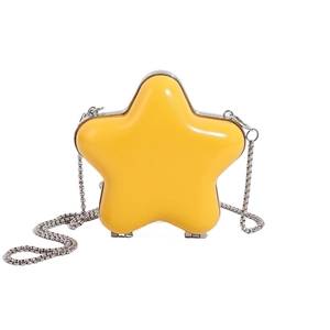 Mini sac bandoulière étoile en jaune vif brillant avec une fine chaîne argentée