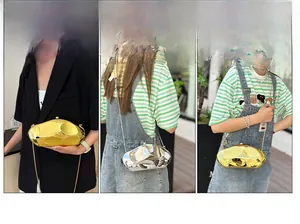 Gros plan sur les sacs box en acrylique or et argent avec texture miroir métallique