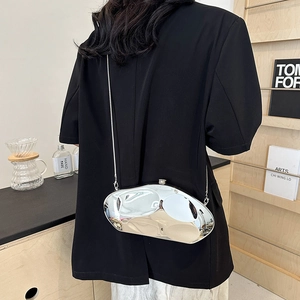 Sac bandoulière nuage argenté irrégulier avec effet miroir et forme de galet moderne