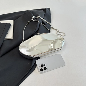 Pochette irrégulière en acrylique argenté avec chaîne serpent et texture concave pour femme