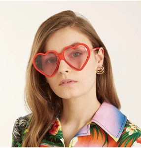 Modische rote Herz Sonnenbrille mit durchscheinenden Gläsern von Model getragen