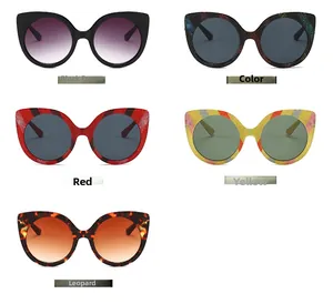 Primer plano de gafas de sol cuadradas retro con patrones de purpurina arcoíris y leopardo