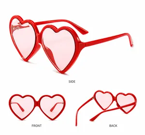 Drei Ansichten der roten Herz-Sonnenbrille mit transparenten Gläsern auf weißem Grund