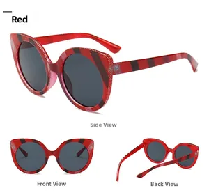Vista de tres ángulos de gafas de sol cuadradas rojas con purpurina y rayas