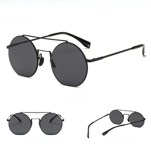 Drei-Winkel-Ansicht der runden Metall-Sonnenbrille mit schwarzen Gläsern und dünnem Rahmen