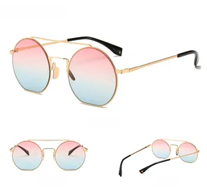 Detailansicht der runden Metallsonnenbrille mit pink-blauem Farbverlauf im Glas