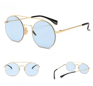 Detailsicht der runden Gold-Metallsonnenbrille mit hellblauen Gläsern und Doppelsteg