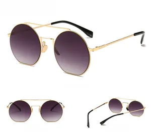 Detailansicht der runden Gold-Metallsonnenbrille mit lila Verlaufsgläsern